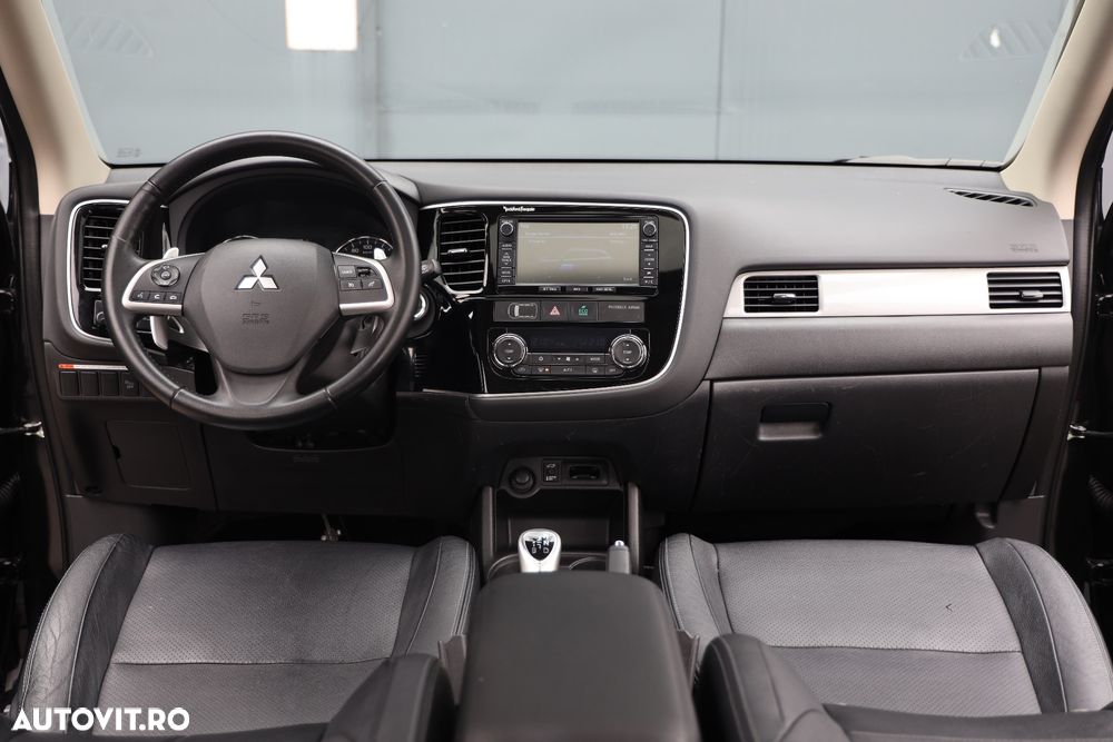 Mitsubishi Outlander 2.0 4WD Plug-In Hybrid - 13