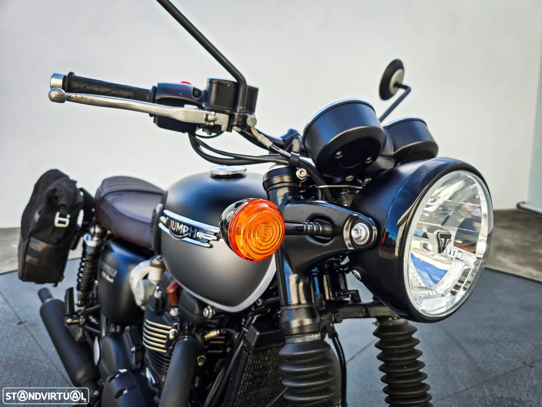Triumph Bonneville T120 Black - 14