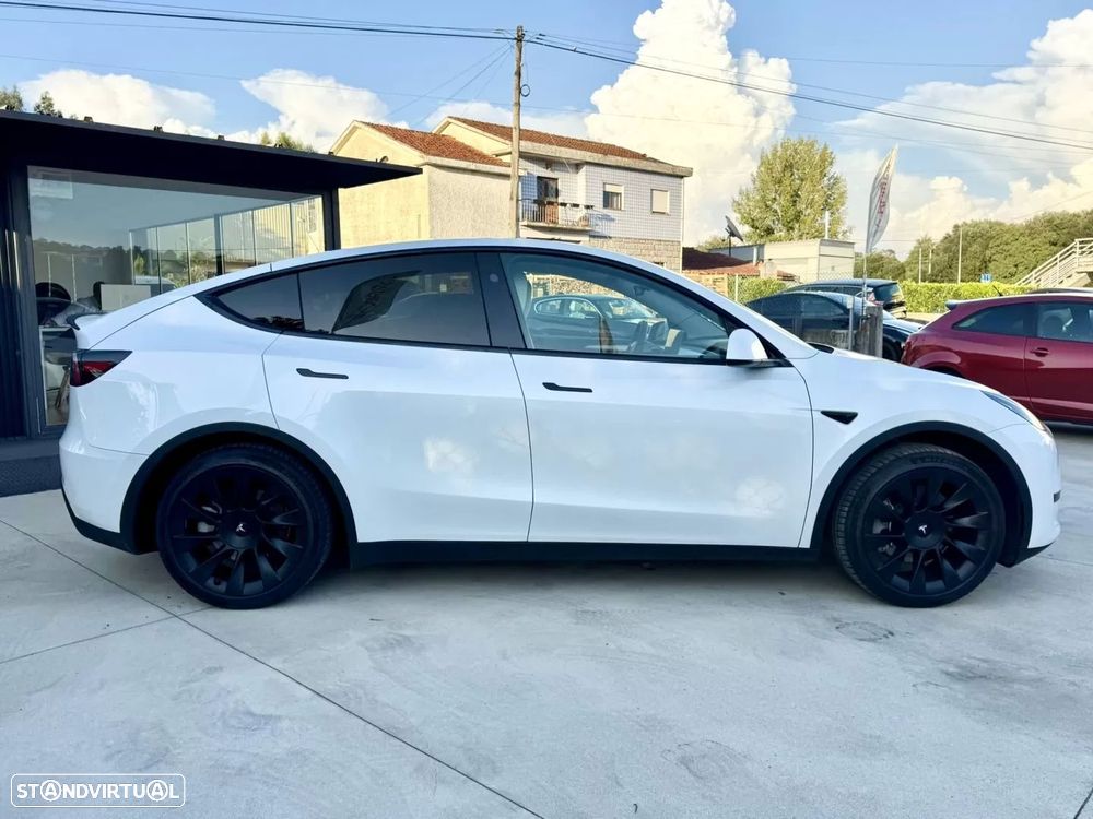 Tesla Model Y - 8