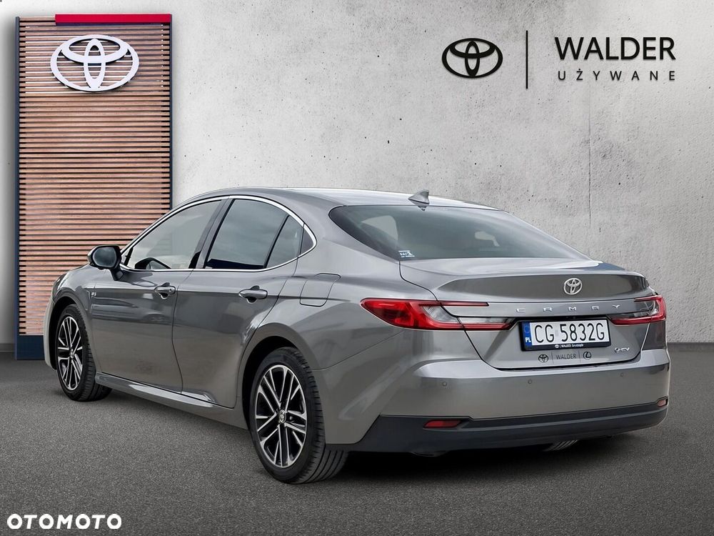 Toyota Camry - 4