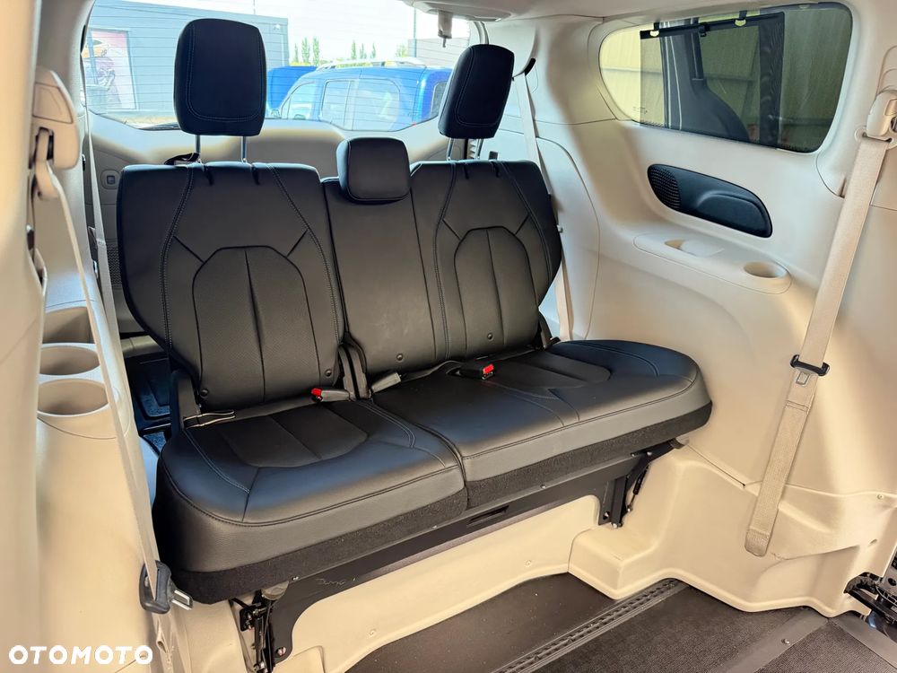 Chrysler Pacifica - 8
