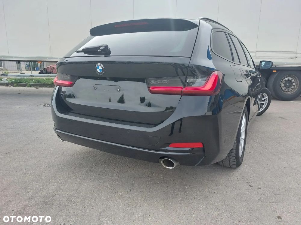 BMW Seria 3 318d Touring Sport Line - 32