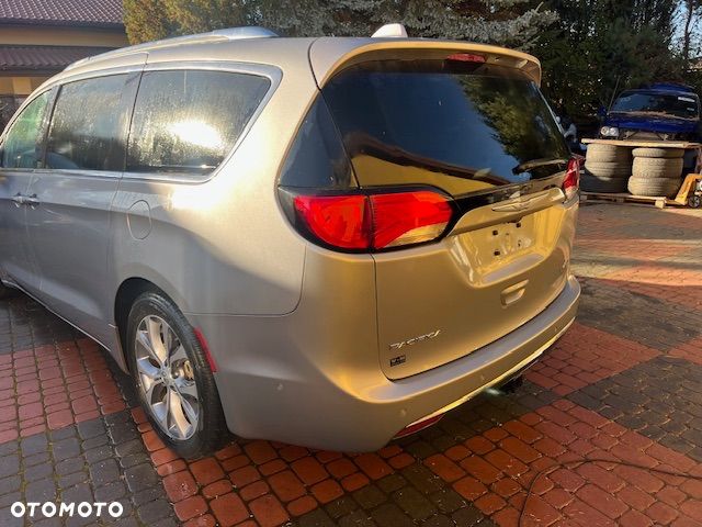 Chrysler Pacifica - 11