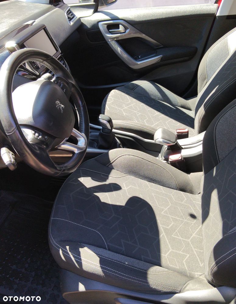 Peugeot 2008 1.2 Pure Tech Style S&S - 24