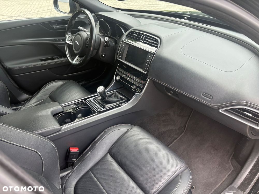 Jaguar XE 2.0 D R-Sport - 17