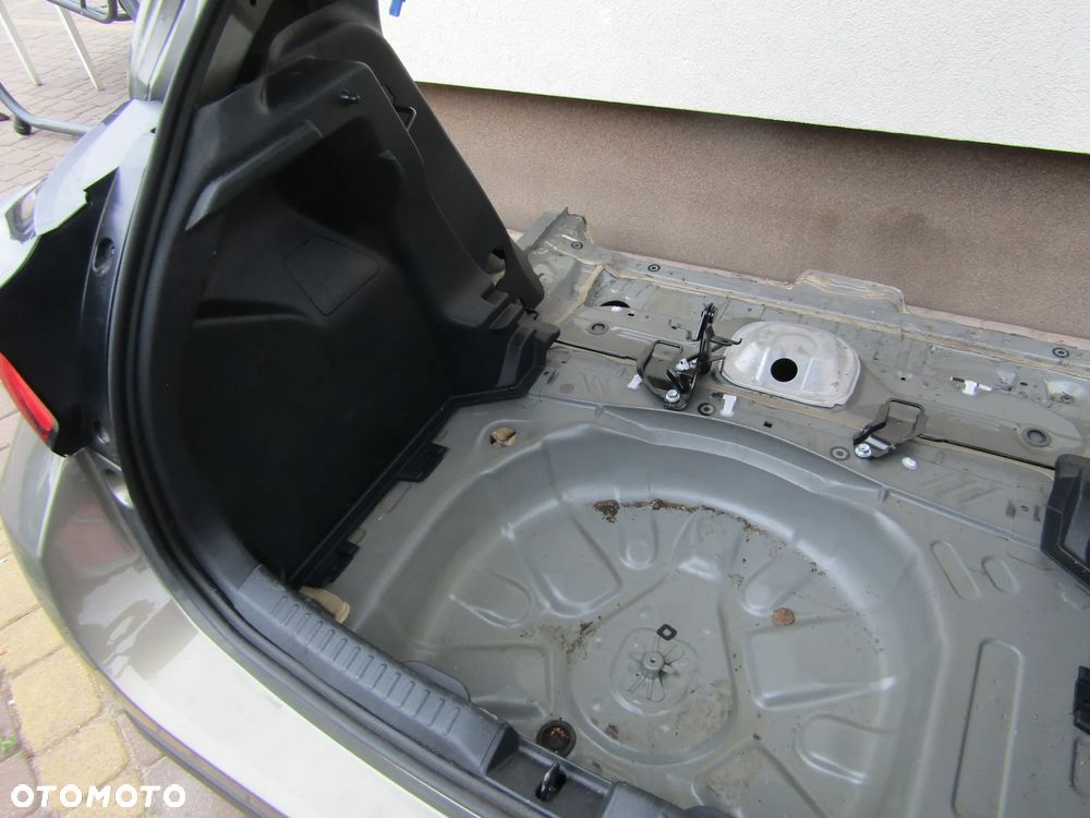 TOYOTA YARIS IV TYŁ KOMPLETNY DUPA 6X1 - 7