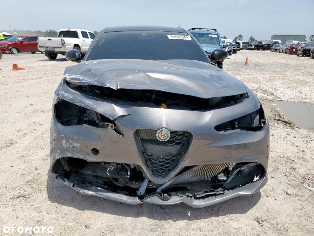 Alfa Romeo Giulia 2.0 Turbo 16V AT8-Q4 Intensa - 9