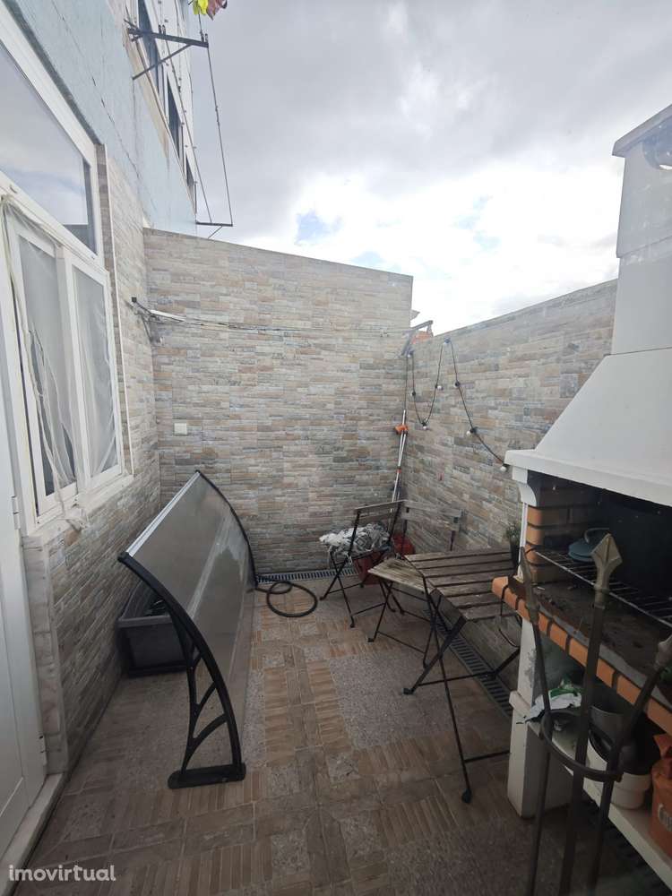 Apartamento T2 com terraço e 2 casas de banho em Loures - Grande imagem: 3/6