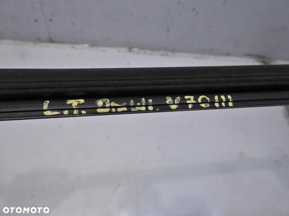 LISTWA ZGARNIAJĄCA LEWY TYŁ VOLVO V70 III - 2