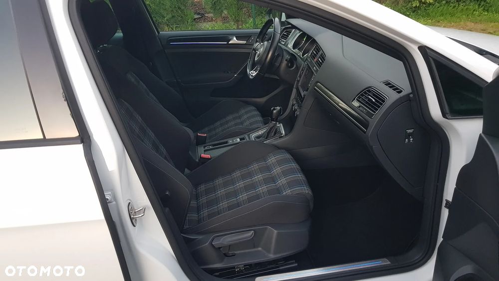Volkswagen Golf - 24