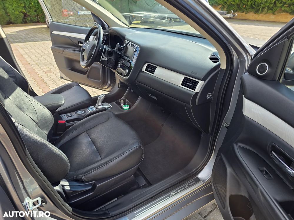 Mitsubishi Outlander 2.0 4WD Plug-In Hybrid Top - 23