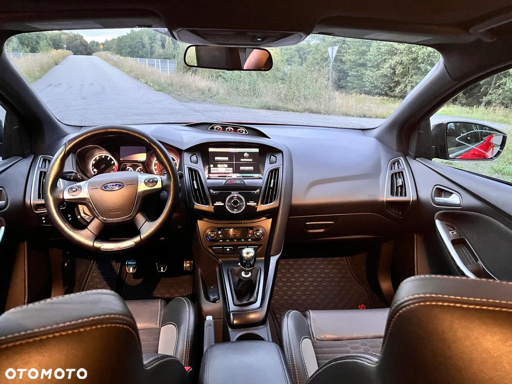 Ford Focus 2.0 EcoBoost ST - 9