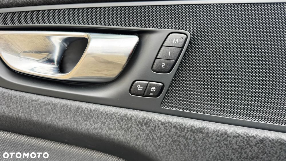 Volvo XC 60 B4 D AWD Plus Dark - 34