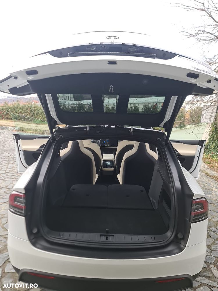 Tesla Model X - 9