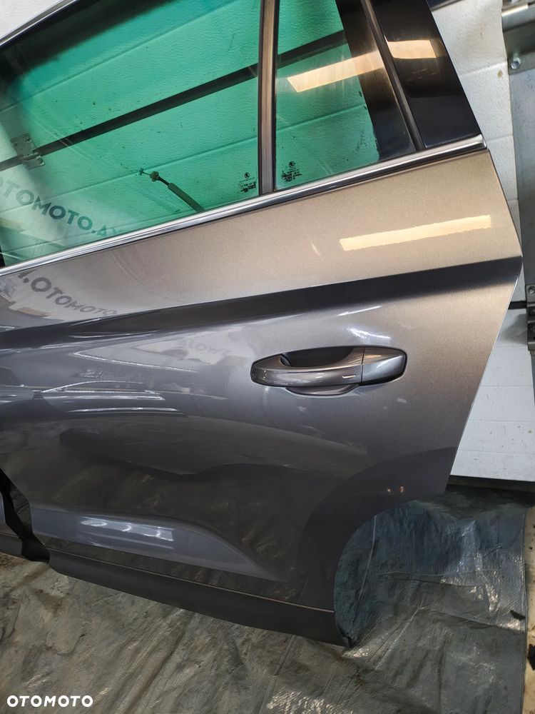 SKODA KODIAQ  drzwi lewy tył lift w kolor LF7C w kolor pod miernik - 4