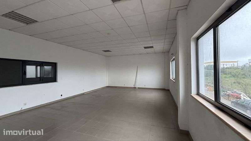 Arrenda-se Armazém Terrugem - 338 m2 - Grande imagem: 4/9