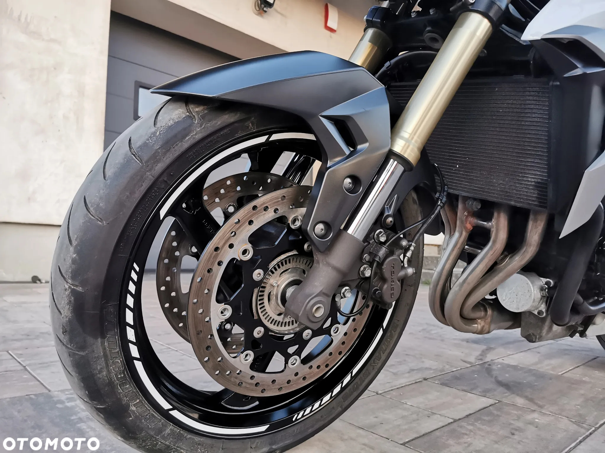 Suzuki GSR - 12