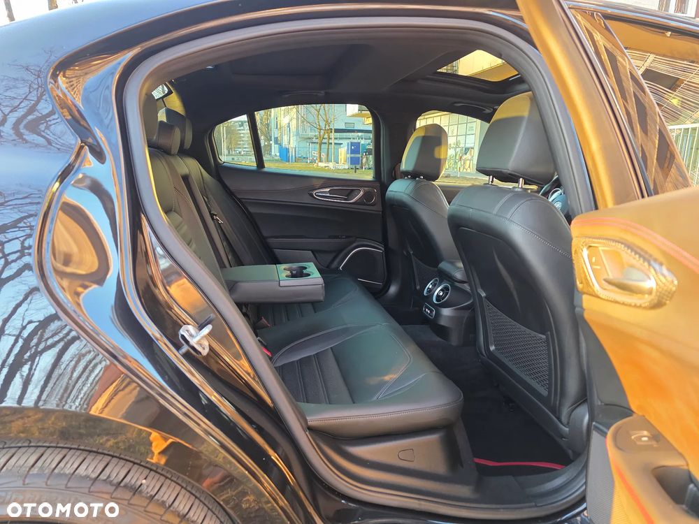 Alfa Romeo Giulia 2.0 Turbo 16V AT8-Q4 Estrema - 33