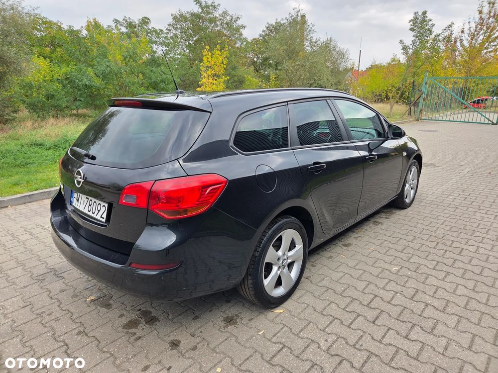 Opel Astra 2011 photo 3