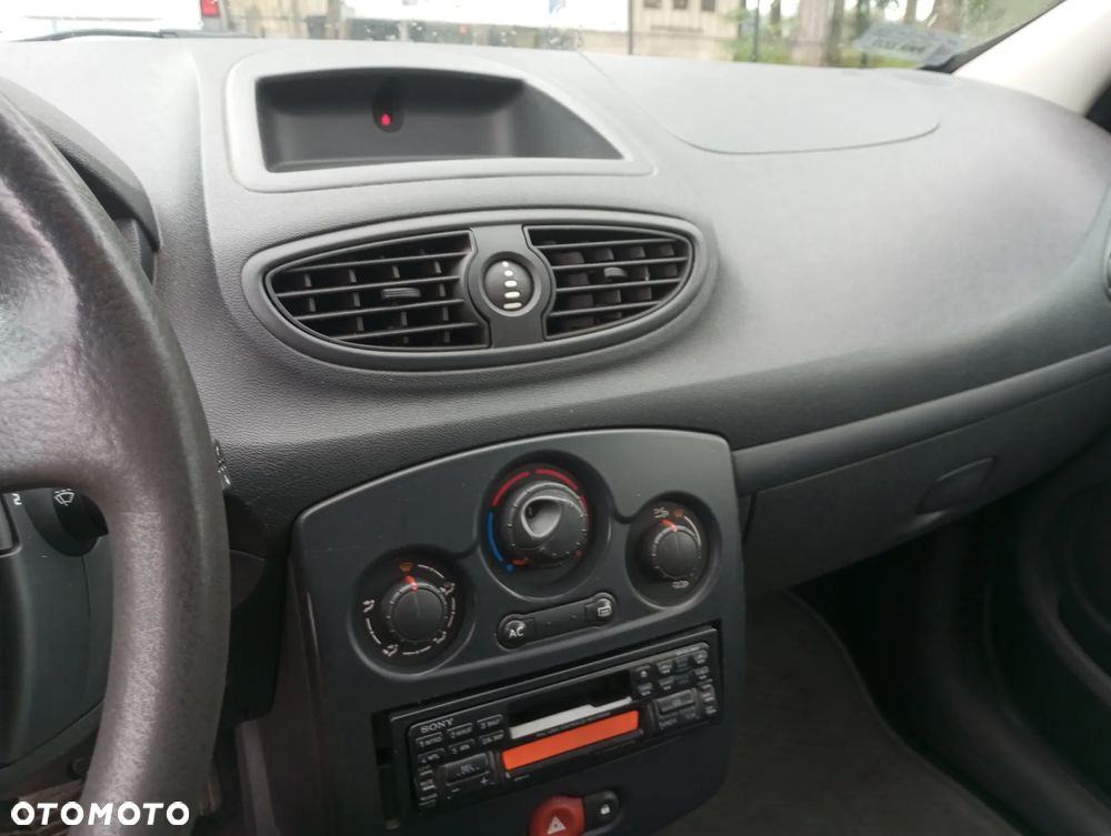 Renault Clio 1.2 16V Alize - 9