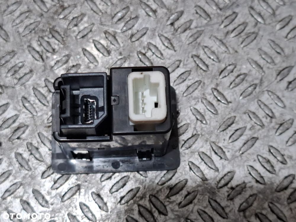 Wejście AUX USB Nissan Navara Rok 2017 nr 795405004 - 2
