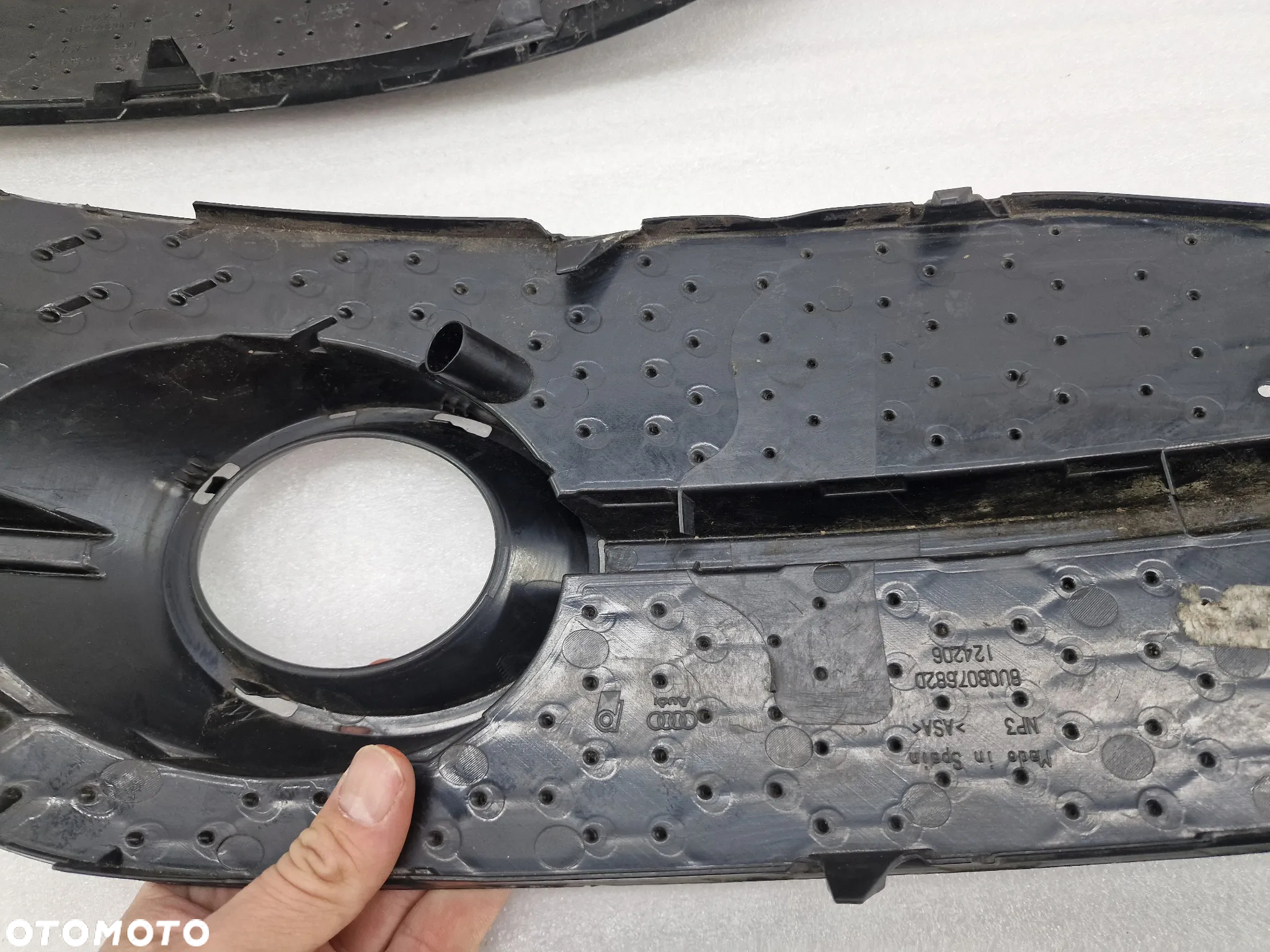 AUDI Q3 8U0 LIFT S-LINE 14- PRAWA KRATKA BOCZNA ZDERZAKA PRZEDNIEGO PRZÓD , NR 8U0807682D , NR AUKCJI E/10 - 19