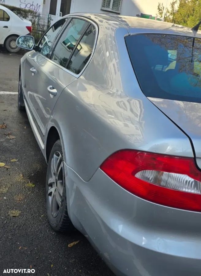 Skoda Superb 2.0 TDI DSG Ambition - 4