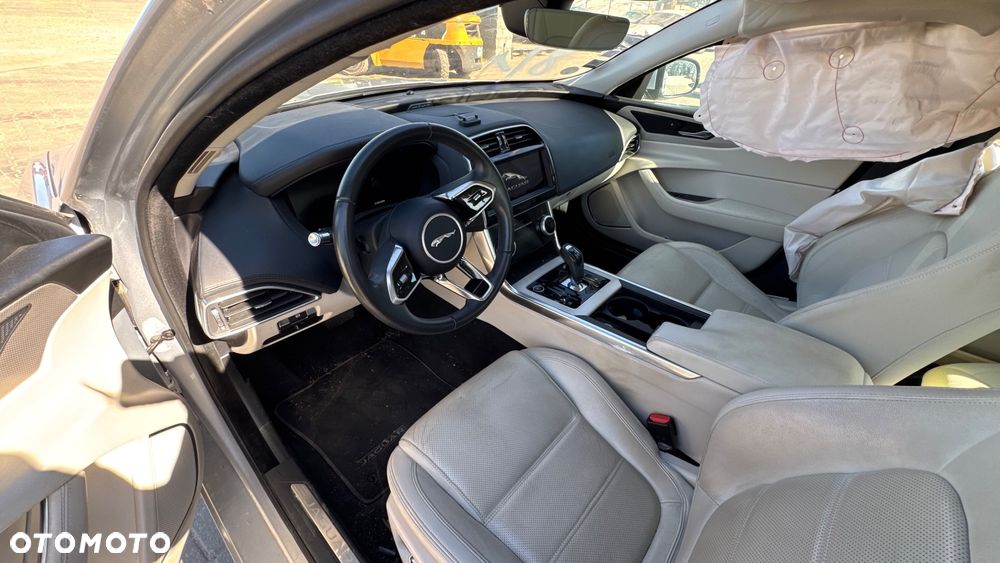 Jaguar XE 2.0 D Prestige - 23