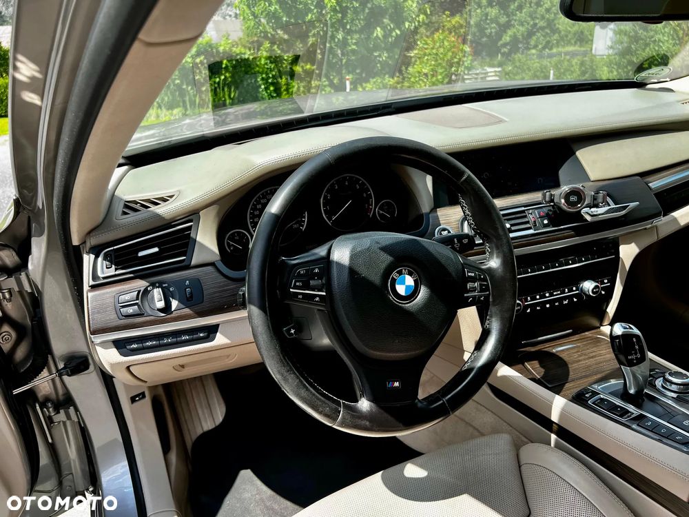 BMW Seria 7 750i xDrive - 10