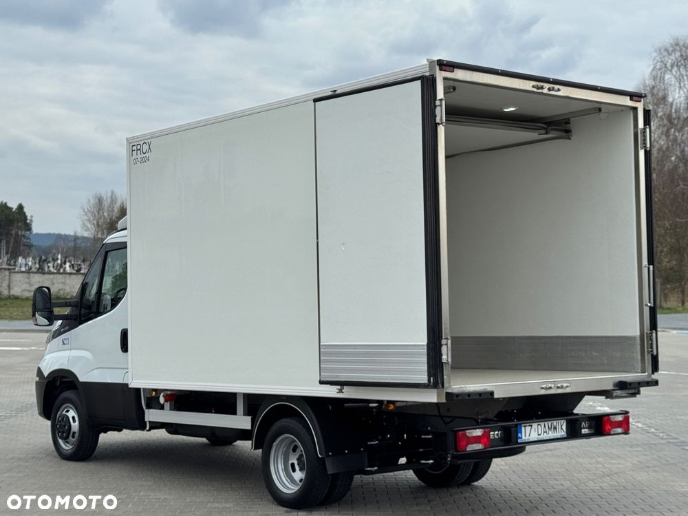 Iveco Daily‼️35/50C18‼️3.0 HI-MATIC Chłodnia/Mroźnia zakres -29C/+20C Grzanie Carrier XARIOS 500 Grube Ściany/Podłoga Przegroda komorowa‼️ na bliźniaku Poduszki Pneumatyczne DMC3500kg Zewnętrzne źródło zasilania 400V - 9