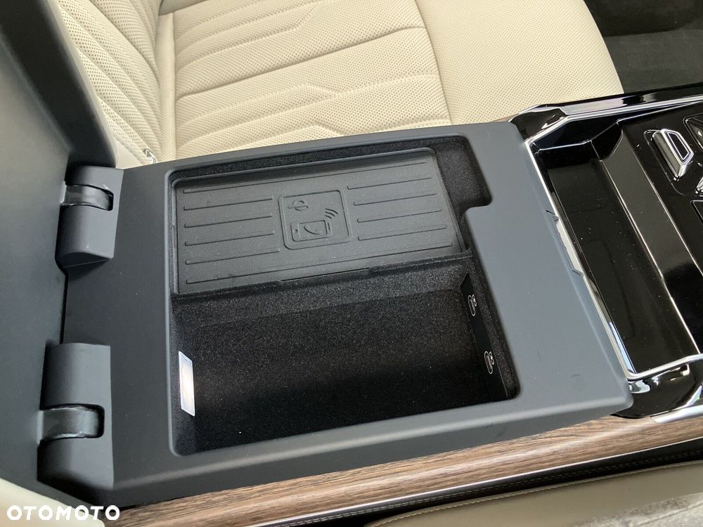 Audi A8 - 40