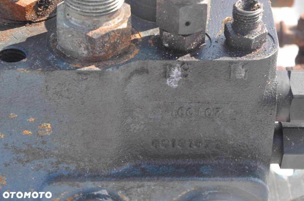 Rozdzielacz JCB 535-95 07260157 - 4