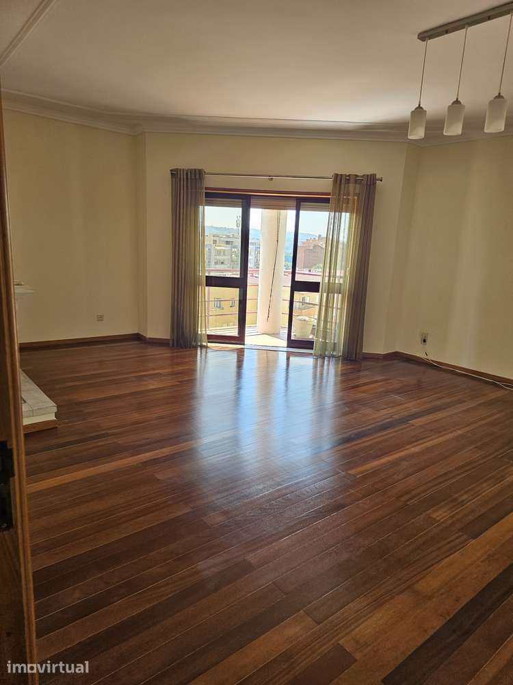 Apartamento T4 com garagem e varanda em Vila Real - Grande imagem: 5/16