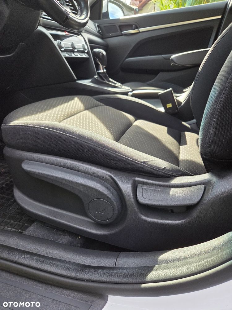 Hyundai Elantra - 23