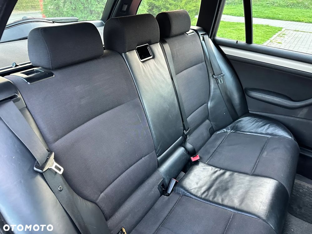 BMW Seria 3 318i Touring - 27