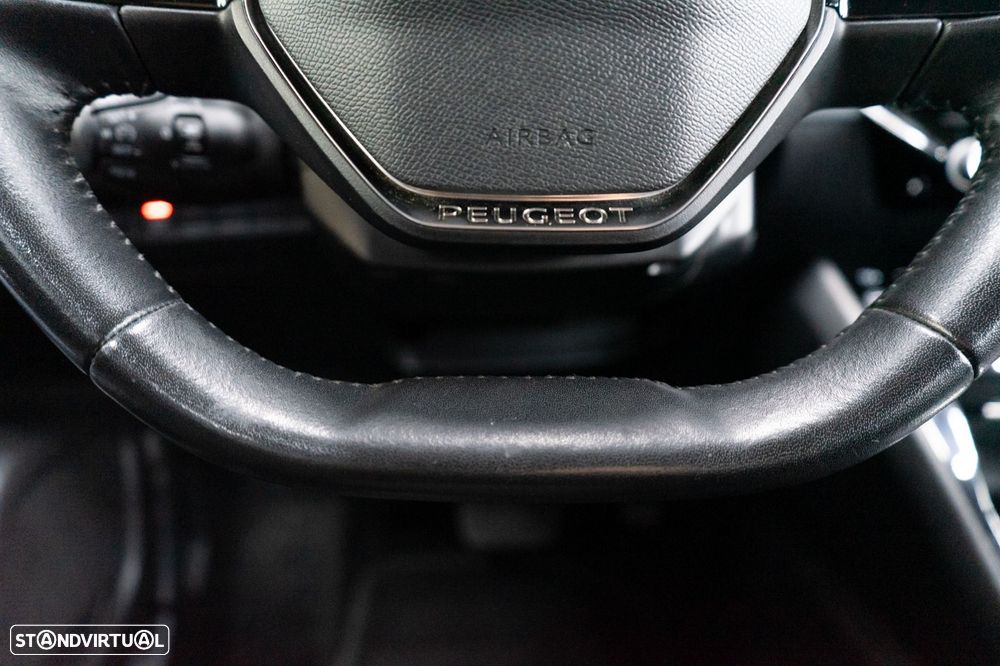 Peugeot 2008 1.2 PureTech Allure Pack EAT8 - 36