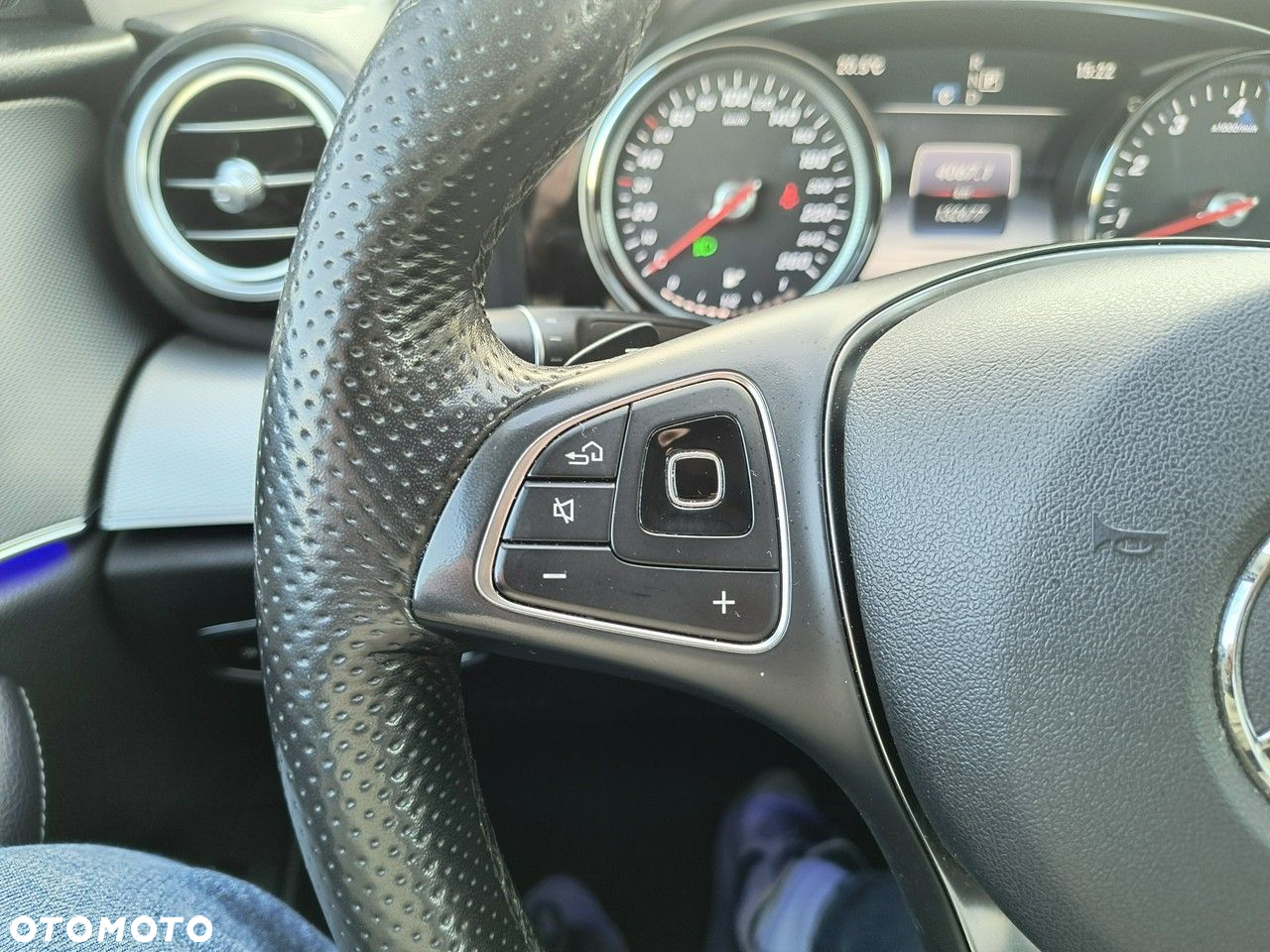 Mercedes-Benz Klasa E 400 4-Matic 9G-TRONIC - 25