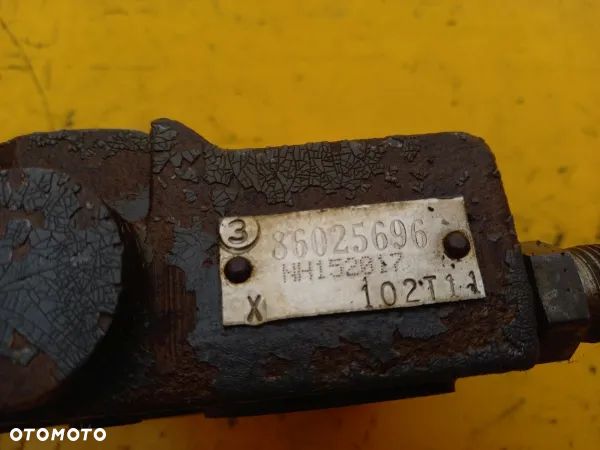 Sekcja rozdzielacza hydraulicznego zawór New Holland 8970A - 9