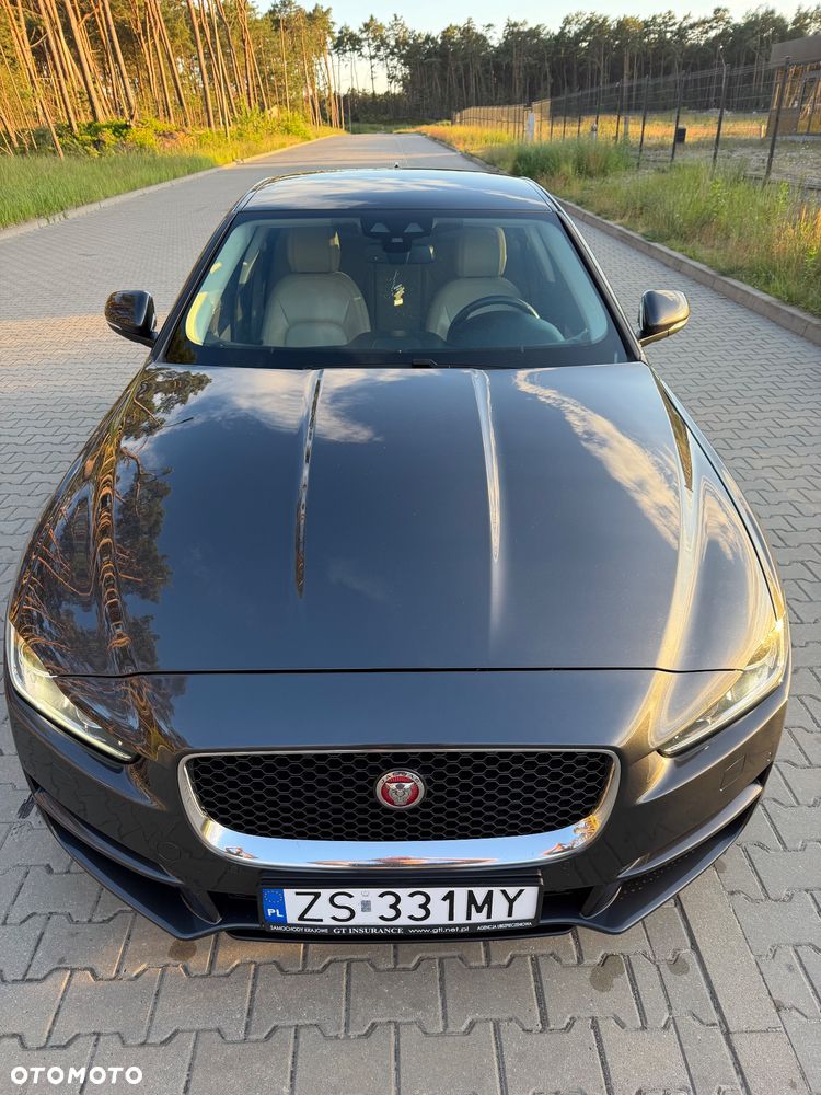 Jaguar XE 2.0 D Portfolio - 3