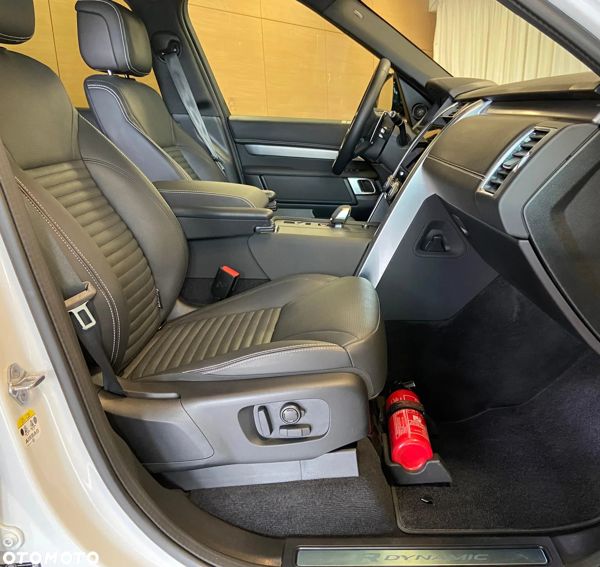 Land Rover Discovery V 2.0 P300 R-Dynamic SE - 14