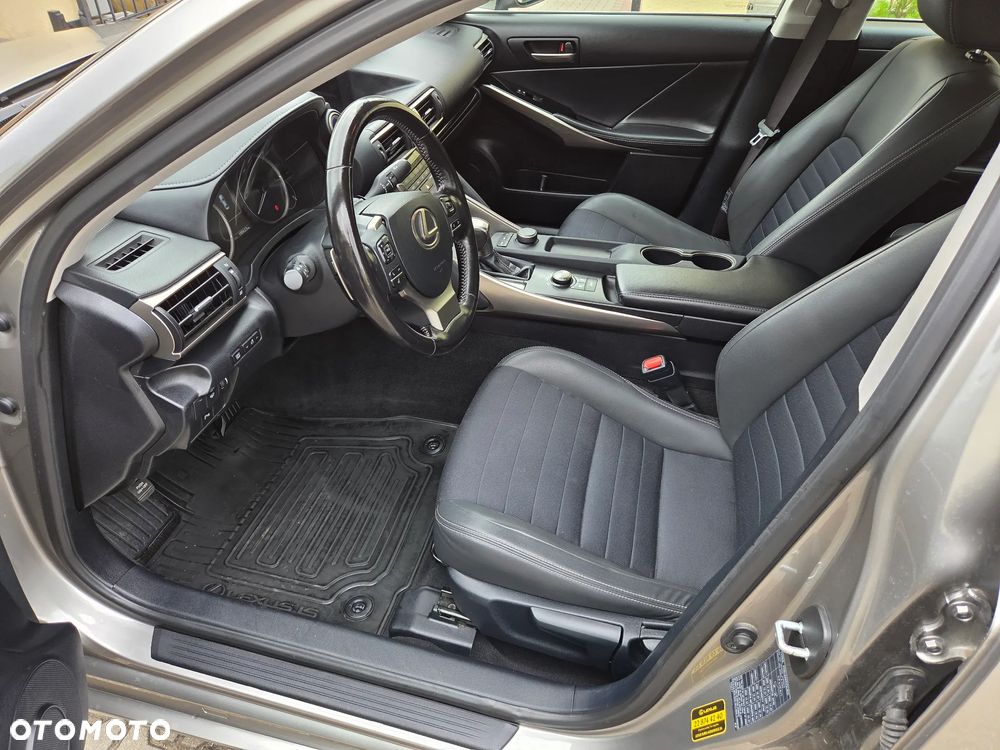 Lexus IS 300h Business Edition - 23