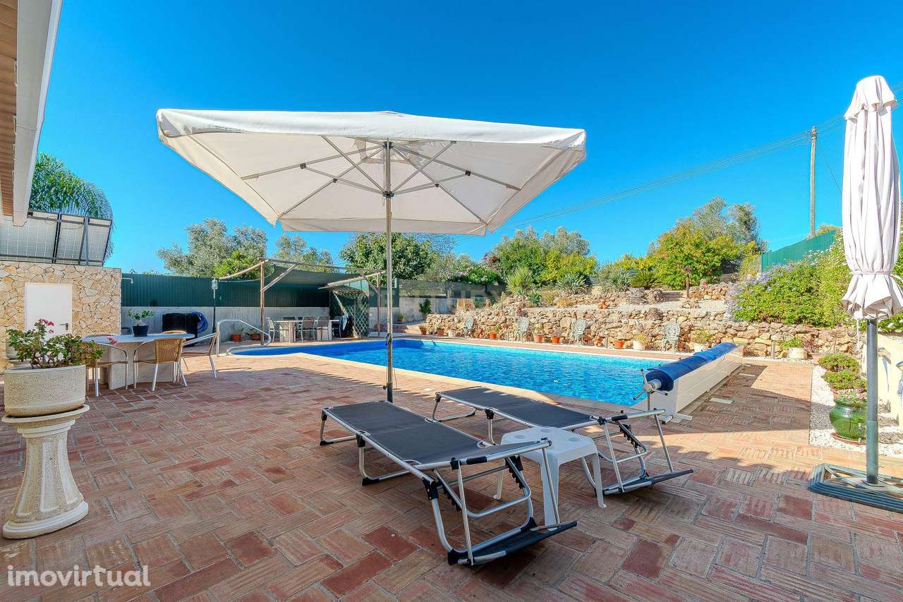 Moradia Térrea com Piscina e Jardim Paisagístico - Grande imagem: 3/46