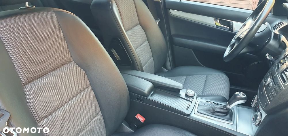 Mercedes-Benz Klasa C 180 CGI Automatik BlueEFFICIENCY Avantgarde - 33