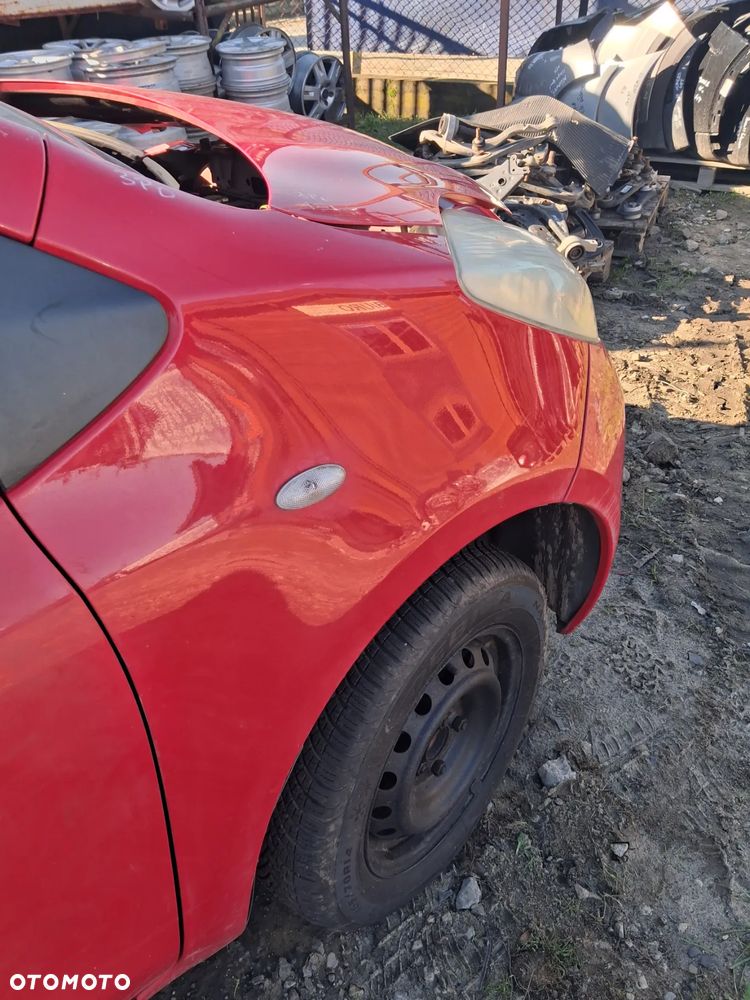 Toyota Yaris II 06 blotnik prawy 3P0 - 2