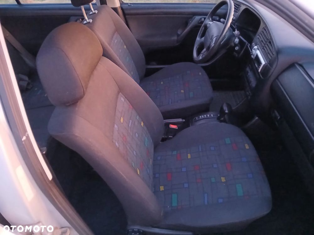 Volkswagen Golf 1.6 Comfortline - 16