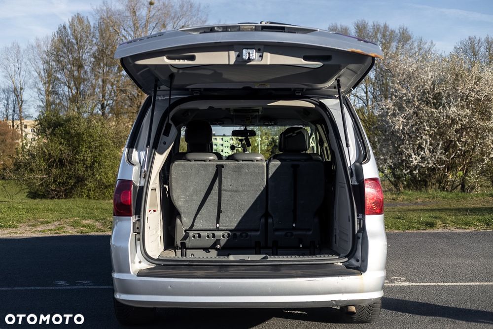 Volkswagen Routan - 13