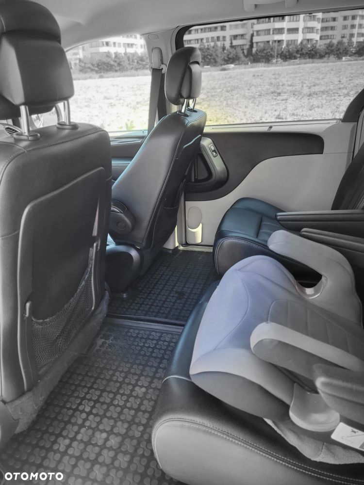 Chrysler Town & Country - 8
