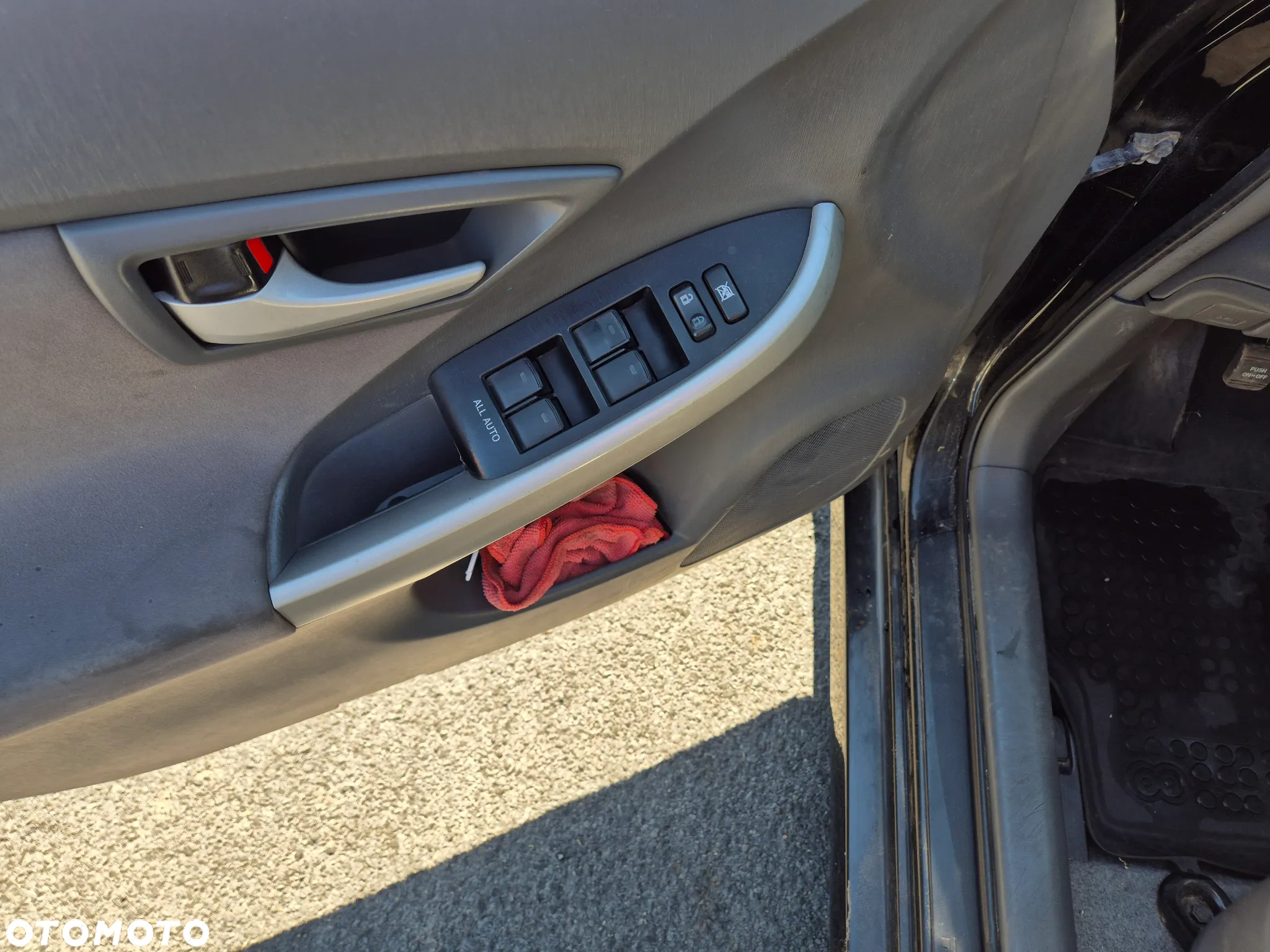 Toyota Prius (Hybrid) - 10
