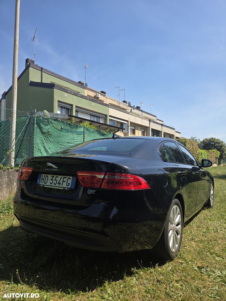 Jaguar XE 2.0 Prestige - 8