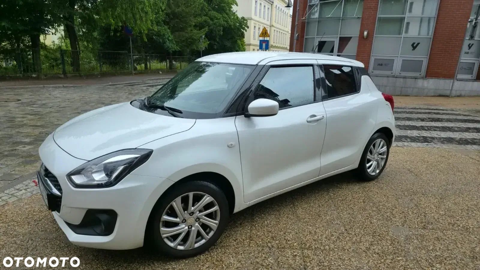 Suzuki Swift 1.2 Premium Plus CVT - 1